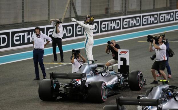 Hamilton celebra su pole en Abu Dabi.