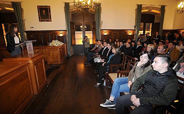 Sandra Carrasco durante su discurso en el Ayuntamiento de Arrasate.