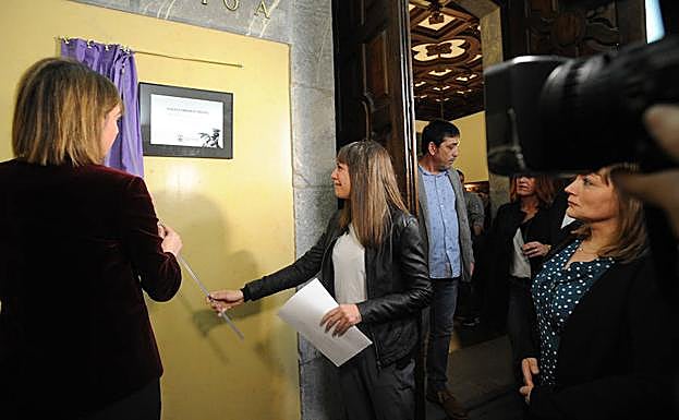 La placa en homenaje a Isaías Carrasco.