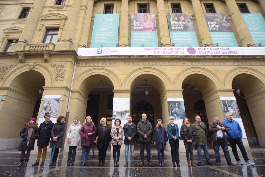 Miles de ciudadanos y ciudadanas han salido este domingo a las calles para denunciar la violencia machista y mostrar su solidaridad con las víctimas de la violencia de género. Fotografías de Donostia, Irun y Urnieta