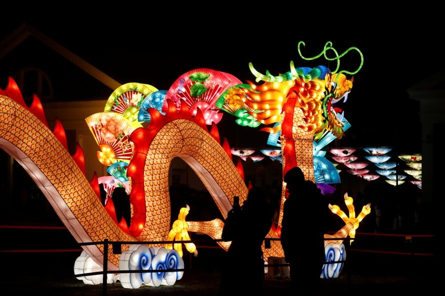 Decenas de curiosos disfrutan del Festival de luces de los Grandes Farolillos de China, en la mansión de Pakruojis, Lituania. Este festival da comienzo a la temporada estival y se prolonga hasta el 6 de enero de 2019.