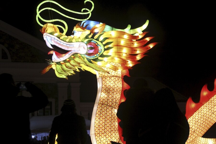 Decenas de curiosos disfrutan del Festival de luces de los Grandes Farolillos de China, en la mansión de Pakruojis, Lituania. Este festival da comienzo a la temporada estival y se prolonga hasta el 6 de enero de 2019.