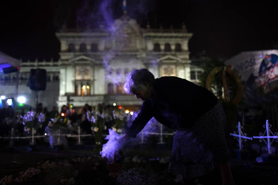 En medio de la noche y ataviadas con velas, centenares de personas recordaron con una vigilia a todas las víctimas de violencia de género y pedir «luz de justicia», hoy en Ciudad de Guatemala (Guatemala). Con motivo de la conmemoración del Día Internacional de la No Violencia Contra la Mujer, la Coordinadora 25 de Noviembre organizó esta caminata de faroles para exigir «luz de justicia» para todas las féminas fallecidas.