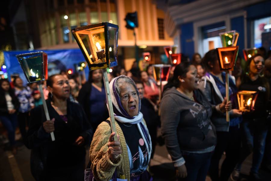 En medio de la noche y ataviadas con velas, centenares de personas recordaron con una vigilia a todas las víctimas de violencia de género y pedir «luz de justicia», hoy en Ciudad de Guatemala (Guatemala). Con motivo de la conmemoración del Día Internacional de la No Violencia Contra la Mujer, la Coordinadora 25 de Noviembre organizó esta caminata de faroles para exigir «luz de justicia» para todas las féminas fallecidas.