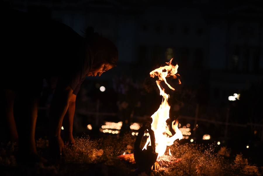 En medio de la noche y ataviadas con velas, centenares de personas recordaron con una vigilia a todas las víctimas de violencia de género y pedir «luz de justicia», hoy en Ciudad de Guatemala (Guatemala). Con motivo de la conmemoración del Día Internacional de la No Violencia Contra la Mujer, la Coordinadora 25 de Noviembre organizó esta caminata de faroles para exigir «luz de justicia» para todas las féminas fallecidas.