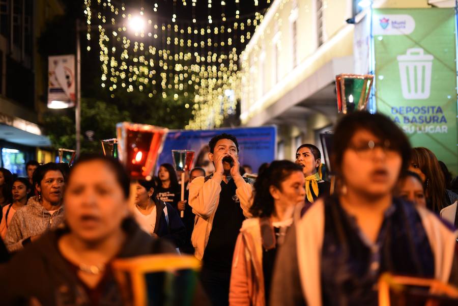 En medio de la noche y ataviadas con velas, centenares de personas recordaron con una vigilia a todas las víctimas de violencia de género y pedir «luz de justicia», hoy en Ciudad de Guatemala (Guatemala). Con motivo de la conmemoración del Día Internacional de la No Violencia Contra la Mujer, la Coordinadora 25 de Noviembre organizó esta caminata de faroles para exigir «luz de justicia» para todas las féminas fallecidas.