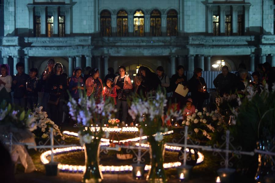 En medio de la noche y ataviadas con velas, centenares de personas recordaron con una vigilia a todas las víctimas de violencia de género y pedir «luz de justicia», hoy en Ciudad de Guatemala (Guatemala). Con motivo de la conmemoración del Día Internacional de la No Violencia Contra la Mujer, la Coordinadora 25 de Noviembre organizó esta caminata de faroles para exigir «luz de justicia» para todas las féminas fallecidas.