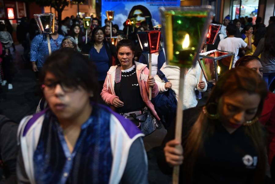 En medio de la noche y ataviadas con velas, centenares de personas recordaron con una vigilia a todas las víctimas de violencia de género y pedir «luz de justicia», hoy en Ciudad de Guatemala (Guatemala). Con motivo de la conmemoración del Día Internacional de la No Violencia Contra la Mujer, la Coordinadora 25 de Noviembre organizó esta caminata de faroles para exigir «luz de justicia» para todas las féminas fallecidas.