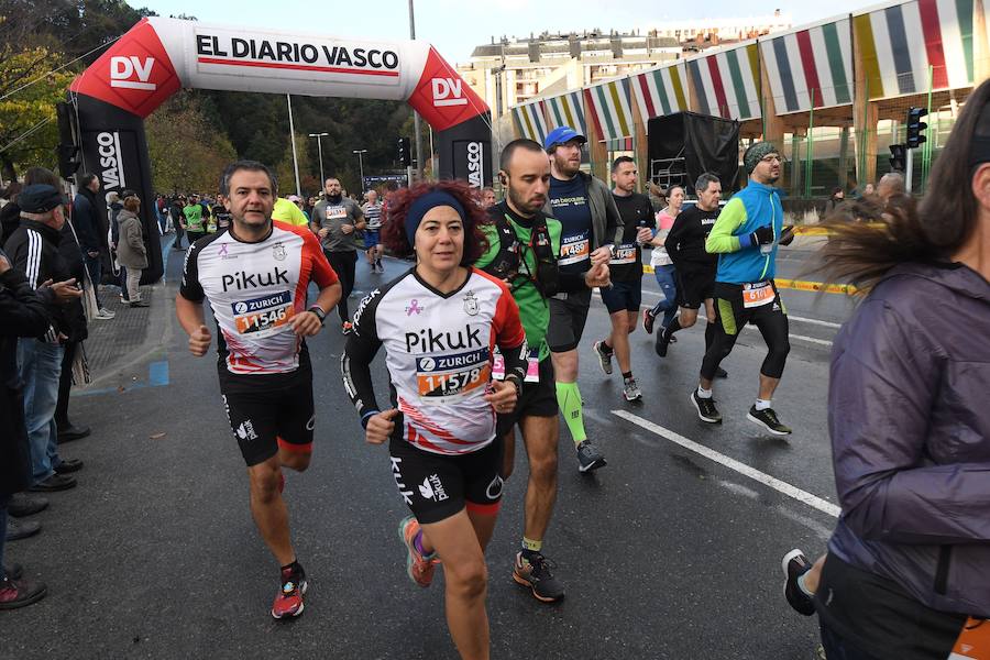 El keniano David Kiprono y la etíope Chaltu Negesse no han tenido oposición. La 'ventana' meteorológica respetando lluvia y viento ha propiciado que los atletas corrieran secos hasta pasado el medio maratón. Con diez grados, apenas viento y eso sí asfalto mojado, los atletas han realizado una carrera estupenda. 