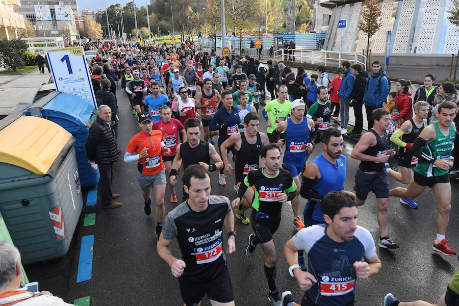 El keniano David Kiprono y la etíope Chaltu Negesse no han tenido oposición. La 'ventana' meteorológica respetando lluvia y viento ha propiciado que los atletas corrieran secos hasta pasado el medio maratón. Con diez grados, apenas viento y eso sí asfalto mojado, los atletas han realizado una carrera estupenda. 