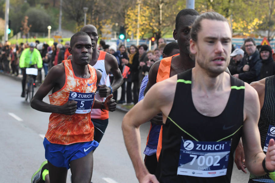 El keniano David Kiprono y la etíope Chaltu Negesse no han tenido oposición. La 'ventana' meteorológica respetando lluvia y viento ha propiciado que los atletas corrieran secos hasta pasado el medio maratón. Con diez grados, apenas viento y eso sí asfalto mojado, los atletas han realizado una carrera estupenda. 