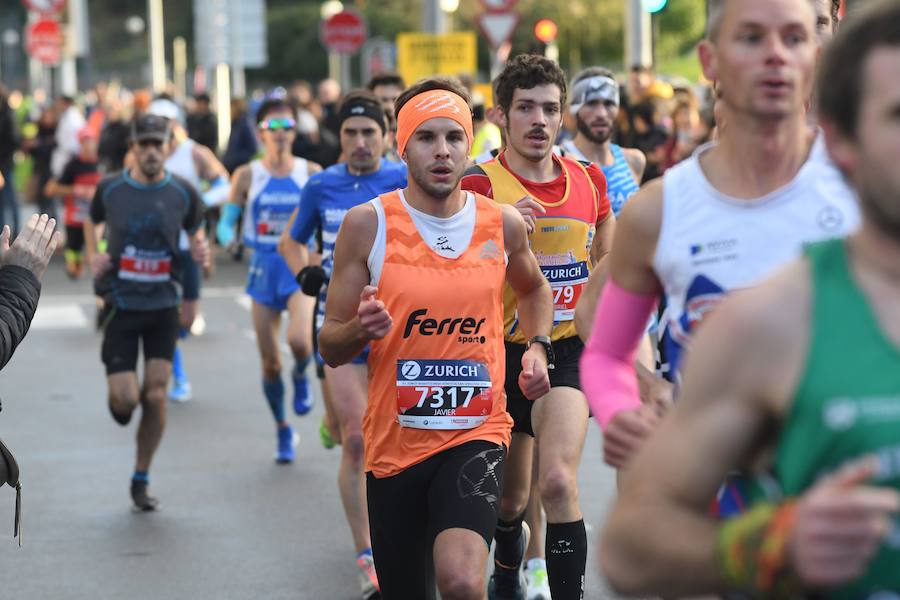 El keniano David Kiprono y la etíope Chaltu Negesse no han tenido oposición. La 'ventana' meteorológica respetando lluvia y viento ha propiciado que los atletas corrieran secos hasta pasado el medio maratón. Con diez grados, apenas viento y eso sí asfalto mojado, los atletas han realizado una carrera estupenda. 