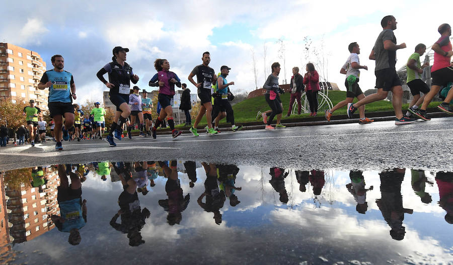 El keniano David Kiprono y la etíope Chaltu Negesse no han tenido oposición. La 'ventana' meteorológica respetando lluvia y viento ha propiciado que los atletas corrieran secos hasta pasado el medio maratón. Con diez grados, apenas viento y eso sí asfalto mojado, los atletas han realizado una carrera estupenda. 