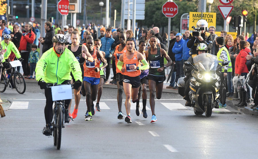 El keniano David Kiprono y la etíope Chaltu Negesse no han tenido oposición. La 'ventana' meteorológica respetando lluvia y viento ha propiciado que los atletas corrieran secos hasta pasado el medio maratón. Con diez grados, apenas viento y eso sí asfalto mojado, los atletas han realizado una carrera estupenda. 