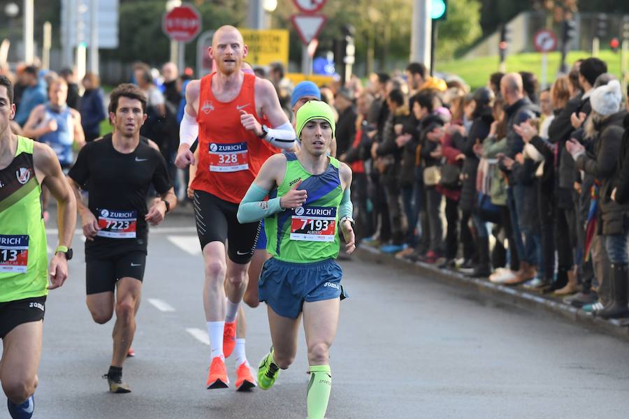El keniano David Kiprono y la etíope Chaltu Negesse no han tenido oposición. La 'ventana' meteorológica respetando lluvia y viento ha propiciado que los atletas corrieran secos hasta pasado el medio maratón. Con diez grados, apenas viento y eso sí asfalto mojado, los atletas han realizado una carrera estupenda. 