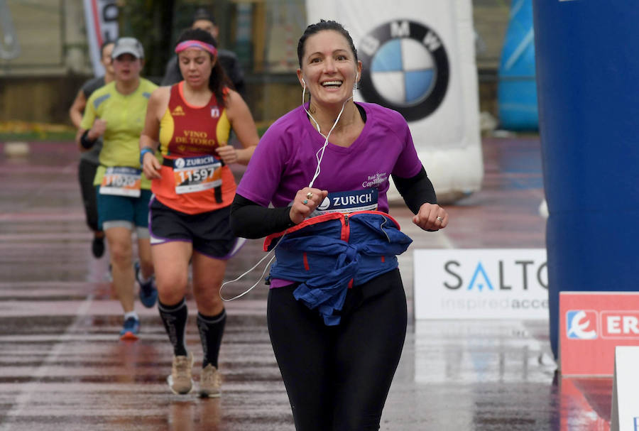 El keniano David Kiprono y la etíope Chaltu Negesse no han tenido oposición. La 'ventana' meteorológica respetando lluvia y viento ha propiciado que los atletas corrieran secos hasta pasado el medio maratón. Con diez grados, apenas viento y eso sí asfalto mojado, los atletas han realizado una carrera estupenda. 
