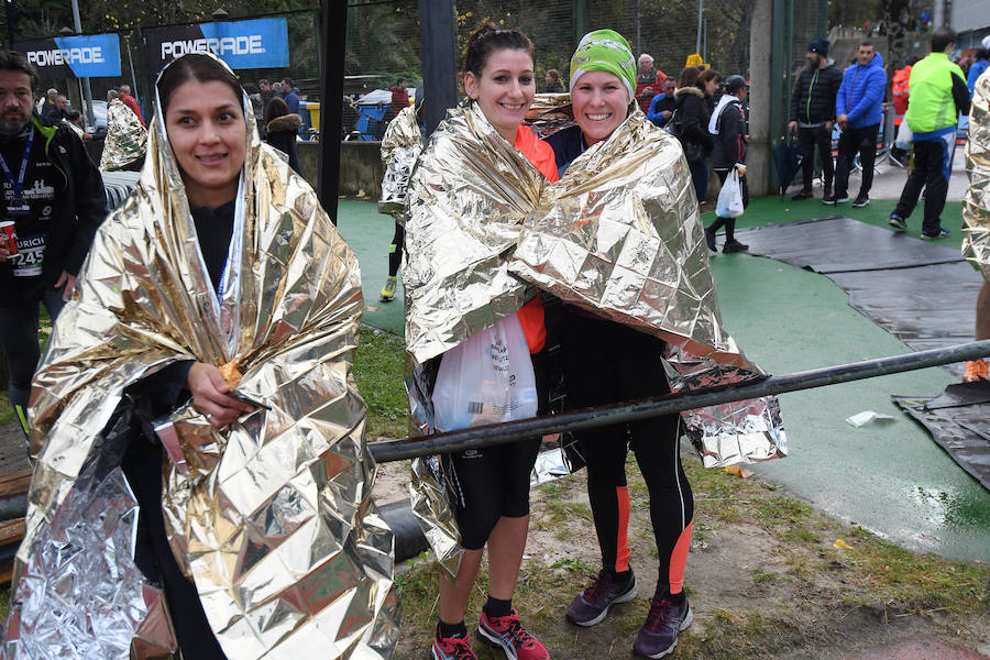 El keniano David Kiprono y la etíope Chaltu Negesse no han tenido oposición. La 'ventana' meteorológica respetando lluvia y viento ha propiciado que los atletas corrieran secos hasta pasado el medio maratón. Con diez grados, apenas viento y eso sí asfalto mojado, los atletas han realizado una carrera estupenda. 