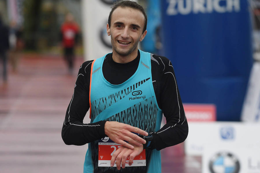 El keniano David Kiprono y la etíope Chaltu Negesse no han tenido oposición. La 'ventana' meteorológica respetando lluvia y viento ha propiciado que los atletas corrieran secos hasta pasado el medio maratón. Con diez grados, apenas viento y eso sí asfalto mojado, los atletas han realizado una carrera estupenda. 