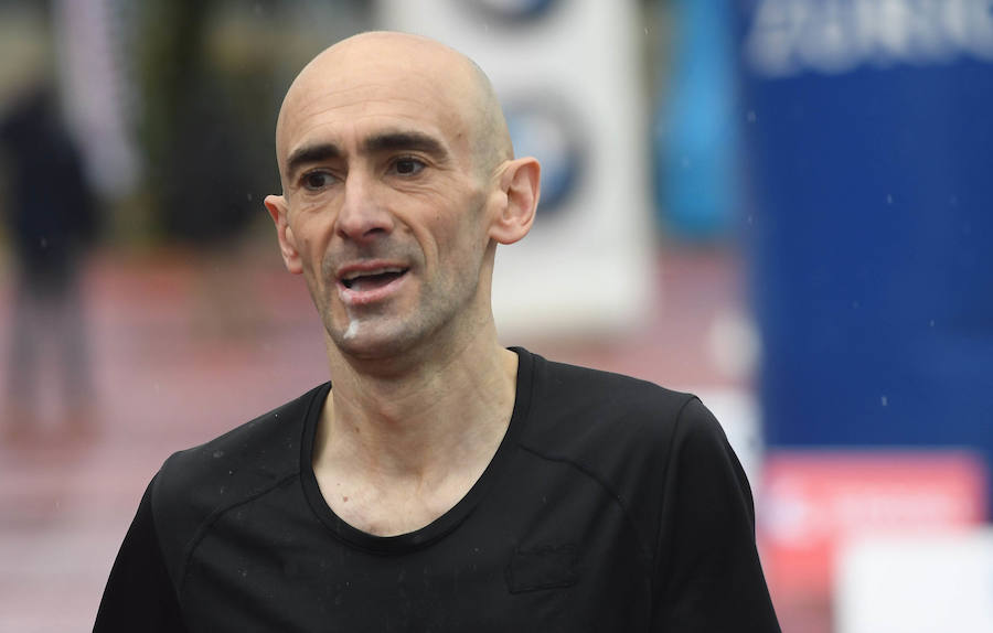 El keniano David Kiprono y la etíope Chaltu Negesse no han tenido oposición. La 'ventana' meteorológica respetando lluvia y viento ha propiciado que los atletas corrieran secos hasta pasado el medio maratón. Con diez grados, apenas viento y eso sí asfalto mojado, los atletas han realizado una carrera estupenda. 