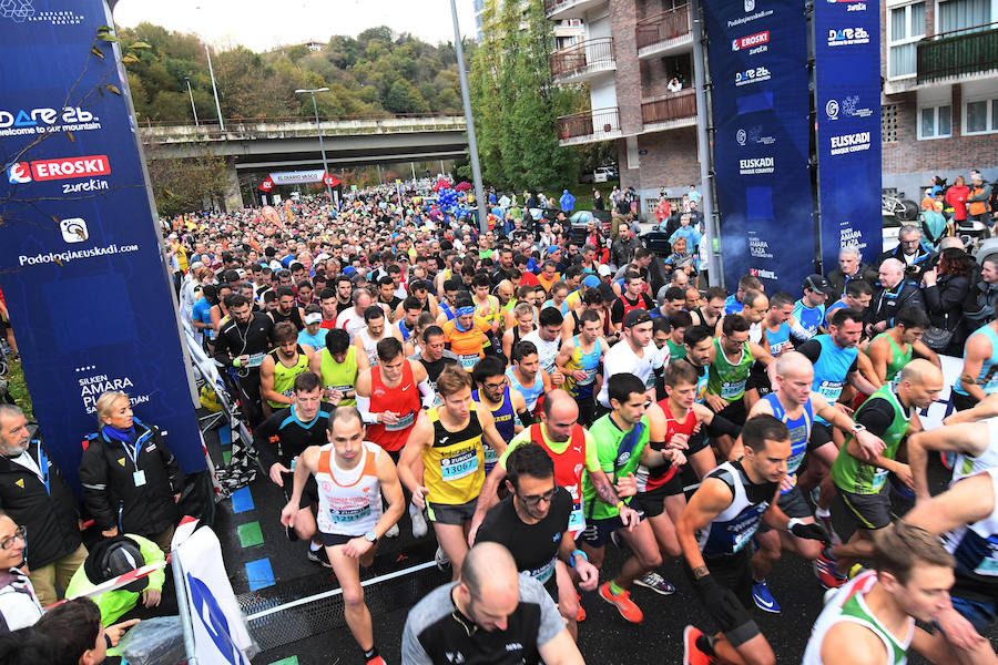 El keniano David Kiprono y la etíope Chaltu Negesse no han tenido oposición. La 'ventana' meteorológica respetando lluvia y viento ha propiciado que los atletas corrieran secos hasta pasado el medio maratón. Con diez grados, apenas viento y eso sí asfalto mojado, los atletas han realizado una carrera estupenda. 