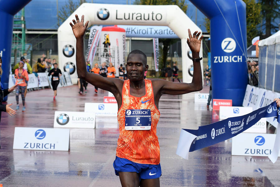 El keniano David Kiprono y la etíope Chaltu Negesse no han tenido oposición. La 'ventana' meteorológica respetando lluvia y viento ha propiciado que los atletas corrieran secos hasta pasado el medio maratón. Con diez grados, apenas viento y eso sí asfalto mojado, los atletas han realizado una carrera estupenda. 