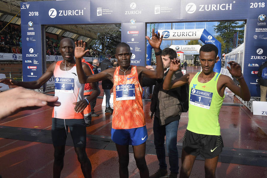 El keniano David Kiprono y la etíope Chaltu Negesse no han tenido oposición. La 'ventana' meteorológica respetando lluvia y viento ha propiciado que los atletas corrieran secos hasta pasado el medio maratón. Con diez grados, apenas viento y eso sí asfalto mojado, los atletas han realizado una carrera estupenda. 