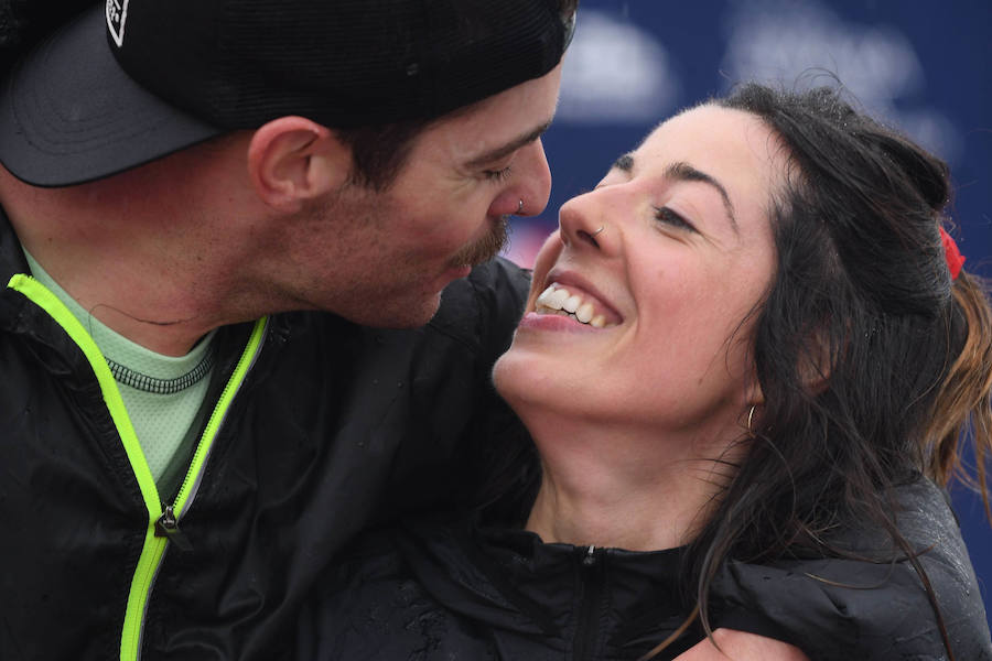 El keniano David Kiprono y la etíope Chaltu Negesse no han tenido oposición. La 'ventana' meteorológica respetando lluvia y viento ha propiciado que los atletas corrieran secos hasta pasado el medio maratón. Con diez grados, apenas viento y eso sí asfalto mojado, los atletas han realizado una carrera estupenda. 