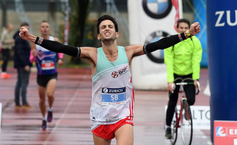 El keniano David Kiprono y la etíope Chaltu Negesse no han tenido oposición. La 'ventana' meteorológica respetando lluvia y viento ha propiciado que los atletas corrieran secos hasta pasado el medio maratón. Con diez grados, apenas viento y eso sí asfalto mojado, los atletas han realizado una carrera estupenda. 