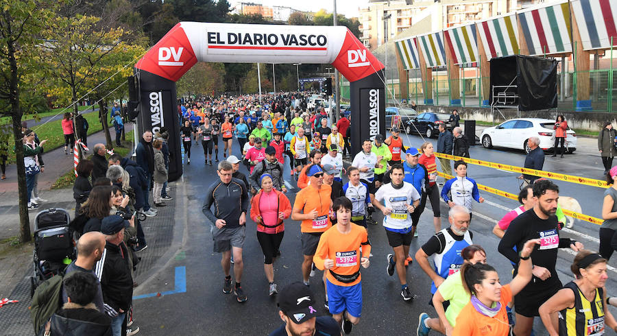 El keniano David Kiprono y la etíope Chaltu Negesse no han tenido oposición. La 'ventana' meteorológica respetando lluvia y viento ha propiciado que los atletas corrieran secos hasta pasado el medio maratón. Con diez grados, apenas viento y eso sí asfalto mojado, los atletas han realizado una carrera estupenda. 