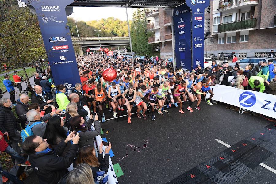 El keniano David Kiprono y la etíope Chaltu Negesse no han tenido oposición. La 'ventana' meteorológica respetando lluvia y viento ha propiciado que los atletas corrieran secos hasta pasado el medio maratón. Con diez grados, apenas viento y eso sí asfalto mojado, los atletas han realizado una carrera estupenda. 