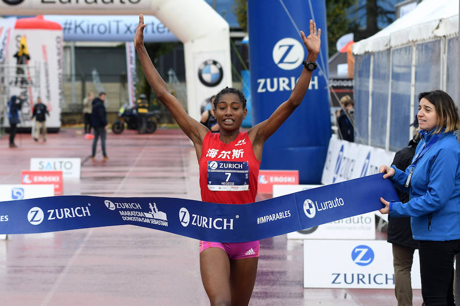 El keniano David Kiprono y la etíope Chaltu Negesse no han tenido oposición. La 'ventana' meteorológica respetando lluvia y viento ha propiciado que los atletas corrieran secos hasta pasado el medio maratón. Con diez grados, apenas viento y eso sí asfalto mojado, los atletas han realizado una carrera estupenda. 