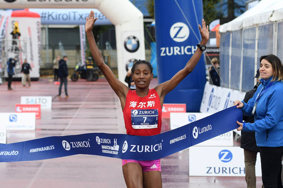 El keniano David Kiprono y la etíope Chaltu Negesse no han tenido oposición. La 'ventana' meteorológica respetando lluvia y viento ha propiciado que los atletas corrieran secos hasta pasado el medio maratón. Con diez grados, apenas viento y eso sí asfalto mojado, los atletas han realizado una carrera estupenda. 