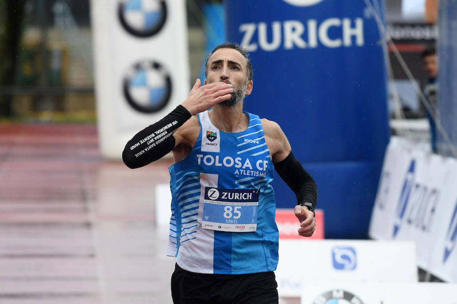 El keniano David Kiprono y la etíope Chaltu Negesse no han tenido oposición. La 'ventana' meteorológica respetando lluvia y viento ha propiciado que los atletas corrieran secos hasta pasado el medio maratón. Con diez grados, apenas viento y eso sí asfalto mojado, los atletas han realizado una carrera estupenda. 