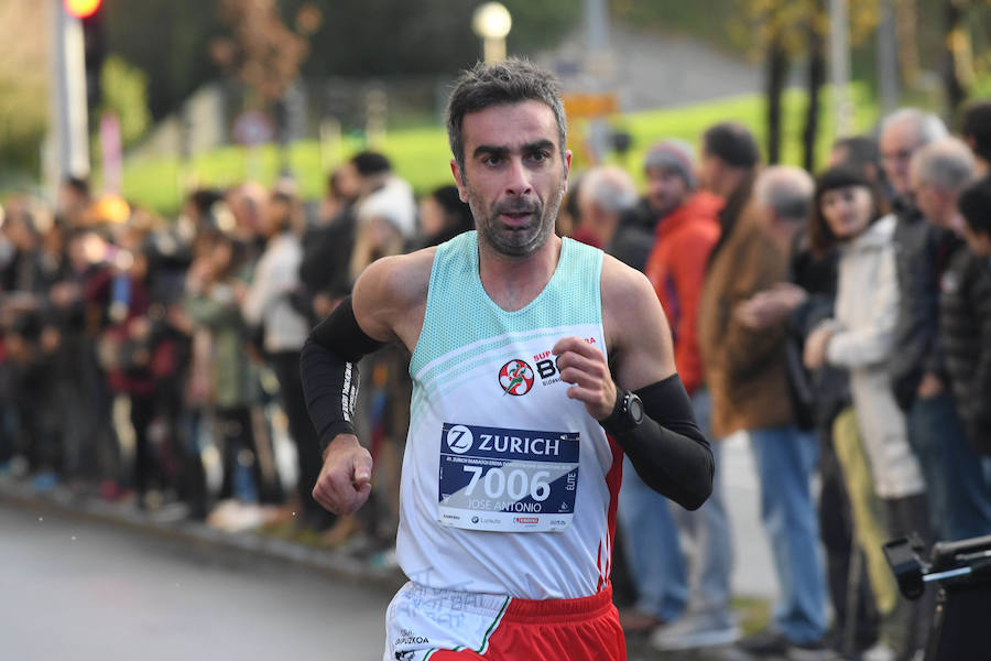 El keniano David Kiprono y la etíope Chaltu Negesse no han tenido oposición. La 'ventana' meteorológica respetando lluvia y viento ha propiciado que los atletas corrieran secos hasta pasado el medio maratón. Con diez grados, apenas viento y eso sí asfalto mojado, los atletas han realizado una carrera estupenda. 