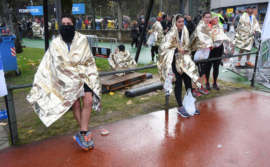 El keniano David Kiprono y la etíope Chaltu Negesse no han tenido oposición. La 'ventana' meteorológica respetando lluvia y viento ha propiciado que los atletas corrieran secos hasta pasado el medio maratón. Con diez grados, apenas viento y eso sí asfalto mojado, los atletas han realizado una carrera estupenda. 