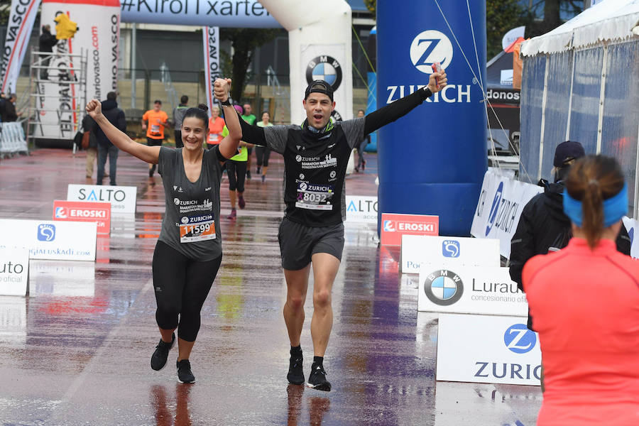 El keniano David Kiprono y la etíope Chaltu Negesse no han tenido oposición. La 'ventana' meteorológica respetando lluvia y viento ha propiciado que los atletas corrieran secos hasta pasado el medio maratón. Con diez grados, apenas viento y eso sí asfalto mojado, los atletas han realizado una carrera estupenda. 