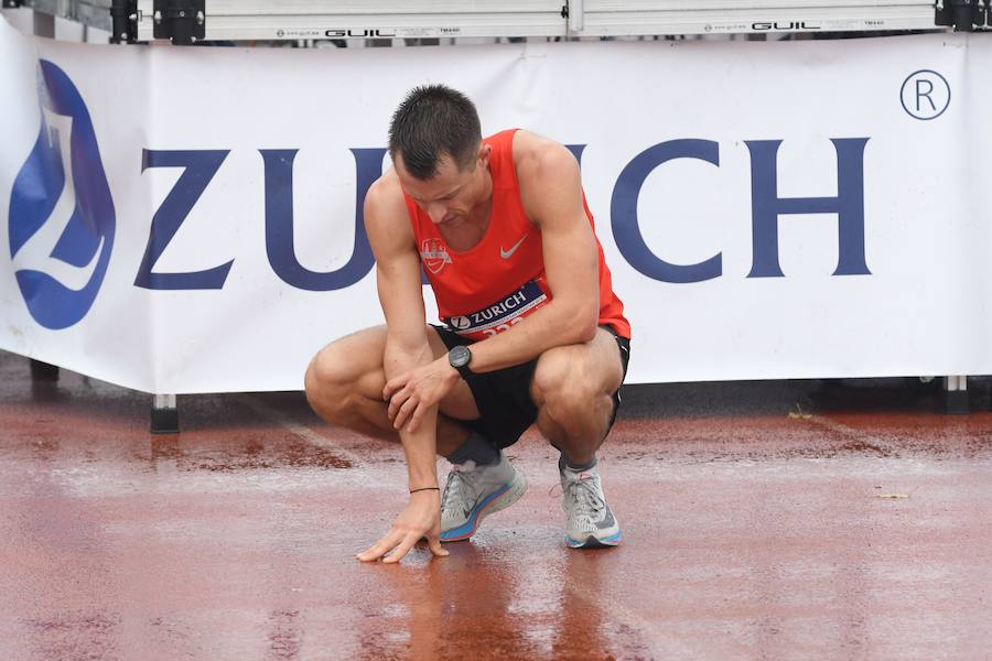 El keniano David Kiprono y la etíope Chaltu Negesse no han tenido oposición. La 'ventana' meteorológica respetando lluvia y viento ha propiciado que los atletas corrieran secos hasta pasado el medio maratón. Con diez grados, apenas viento y eso sí asfalto mojado, los atletas han realizado una carrera estupenda. 