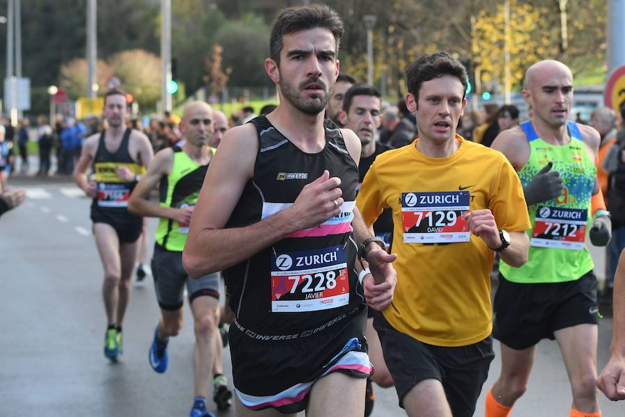 El keniano David Kiprono y la etíope Chaltu Negesse no han tenido oposición. La 'ventana' meteorológica respetando lluvia y viento ha propiciado que los atletas corrieran secos hasta pasado el medio maratón. Con diez grados, apenas viento y eso sí asfalto mojado, los atletas han realizado una carrera estupenda. 