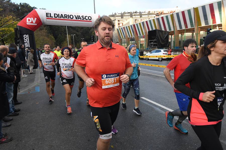 El keniano David Kiprono y la etíope Chaltu Negesse no han tenido oposición. La 'ventana' meteorológica respetando lluvia y viento ha propiciado que los atletas corrieran secos hasta pasado el medio maratón. Con diez grados, apenas viento y eso sí asfalto mojado, los atletas han realizado una carrera estupenda. 