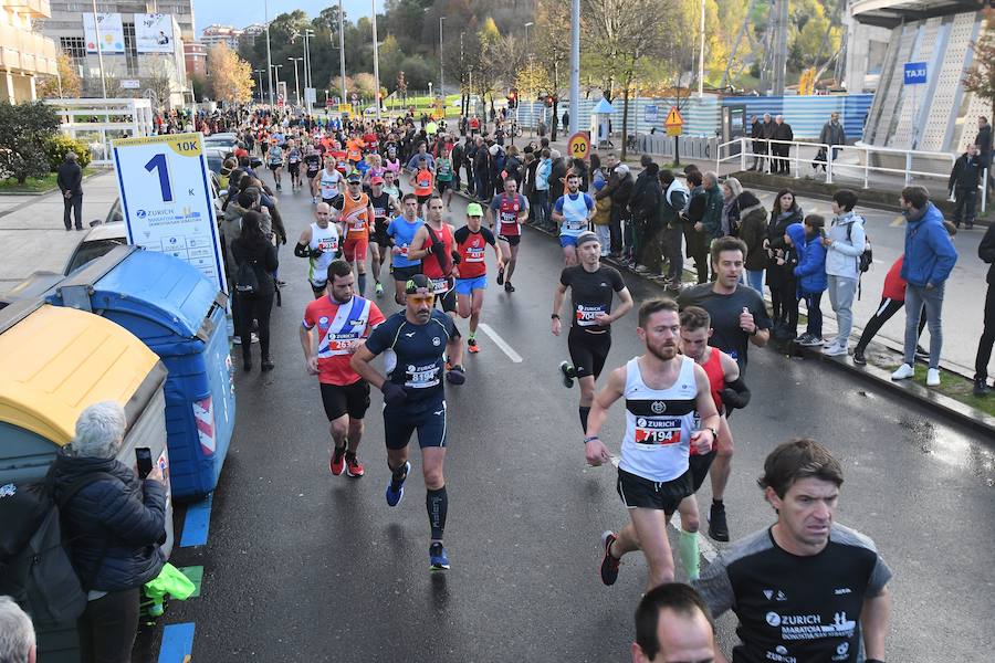 El keniano David Kiprono y la etíope Chaltu Negesse no han tenido oposición. La 'ventana' meteorológica respetando lluvia y viento ha propiciado que los atletas corrieran secos hasta pasado el medio maratón. Con diez grados, apenas viento y eso sí asfalto mojado, los atletas han realizado una carrera estupenda. 