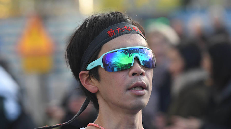 El keniano David Kiprono y la etíope Chaltu Negesse no han tenido oposición. La 'ventana' meteorológica respetando lluvia y viento ha propiciado que los atletas corrieran secos hasta pasado el medio maratón. Con diez grados, apenas viento y eso sí asfalto mojado, los atletas han realizado una carrera estupenda. 