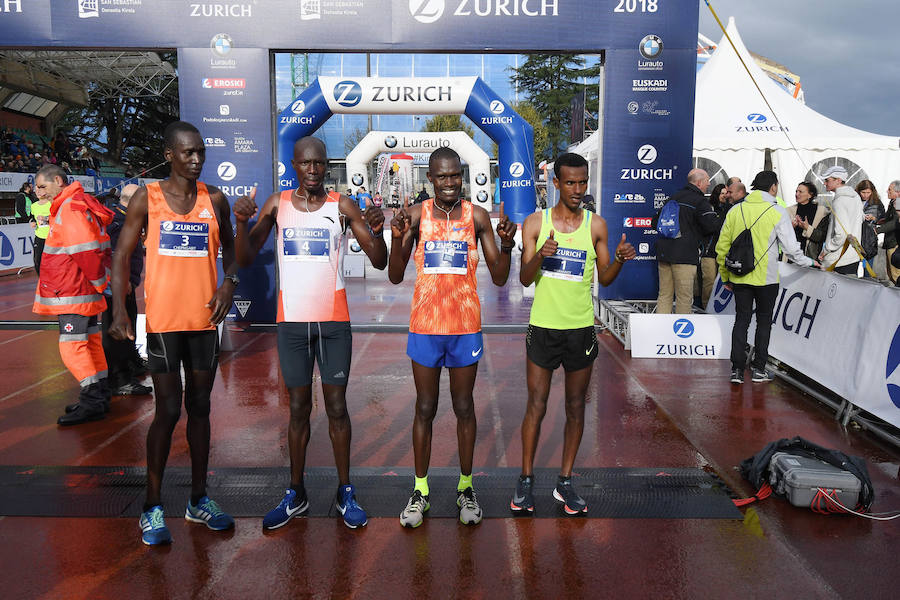 El keniano David Kiprono y la etíope Chaltu Negesse no han tenido oposición. La 'ventana' meteorológica respetando lluvia y viento ha propiciado que los atletas corrieran secos hasta pasado el medio maratón. Con diez grados, apenas viento y eso sí asfalto mojado, los atletas han realizado una carrera estupenda. 