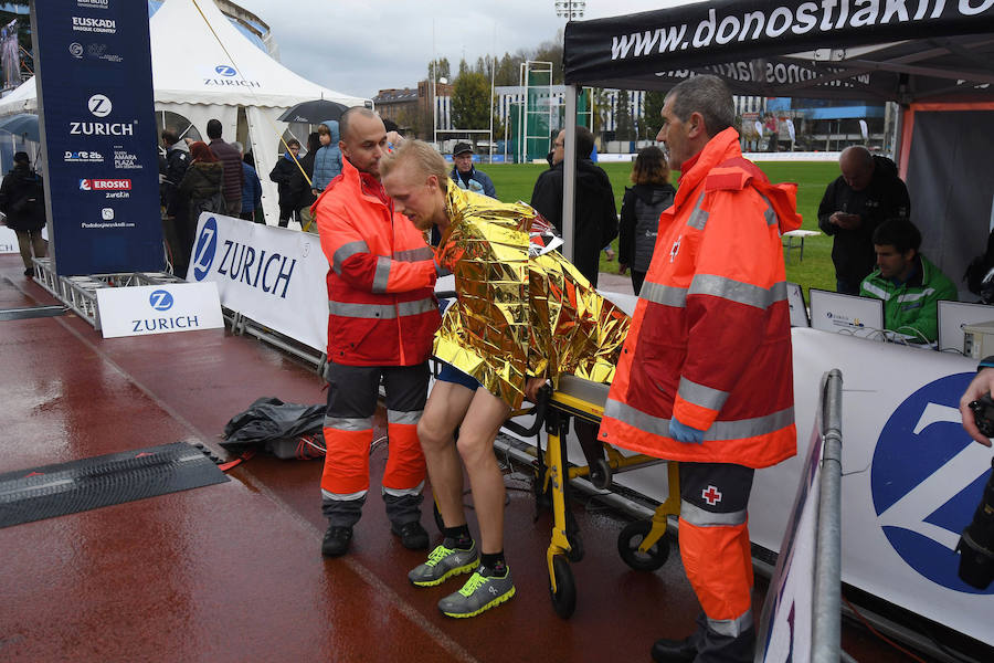 El keniano David Kiprono y la etíope Chaltu Negesse no han tenido oposición. La 'ventana' meteorológica respetando lluvia y viento ha propiciado que los atletas corrieran secos hasta pasado el medio maratón. Con diez grados, apenas viento y eso sí asfalto mojado, los atletas han realizado una carrera estupenda. 