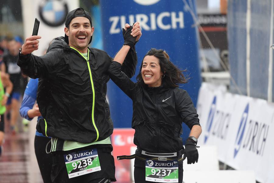 El keniano David Kiprono y la etíope Chaltu Negesse no han tenido oposición. La 'ventana' meteorológica respetando lluvia y viento ha propiciado que los atletas corrieran secos hasta pasado el medio maratón. Con diez grados, apenas viento y eso sí asfalto mojado, los atletas han realizado una carrera estupenda. 