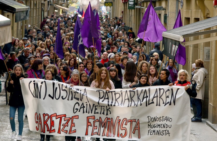 Miles de ciudadanos y ciudadanas han salido este domingo a las calles para denunciar la violencia machista y mostrar su solidaridad con las víctimas de la violencia de género. 