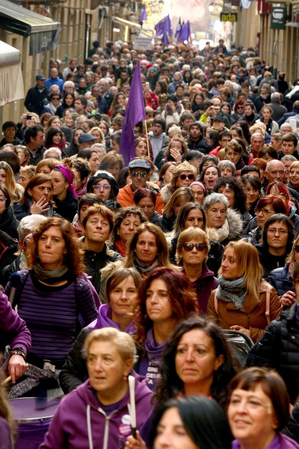 Miles de ciudadanos y ciudadanas han salido este domingo a las calles para denunciar la violencia machista y mostrar su solidaridad con las víctimas de la violencia de género. 
