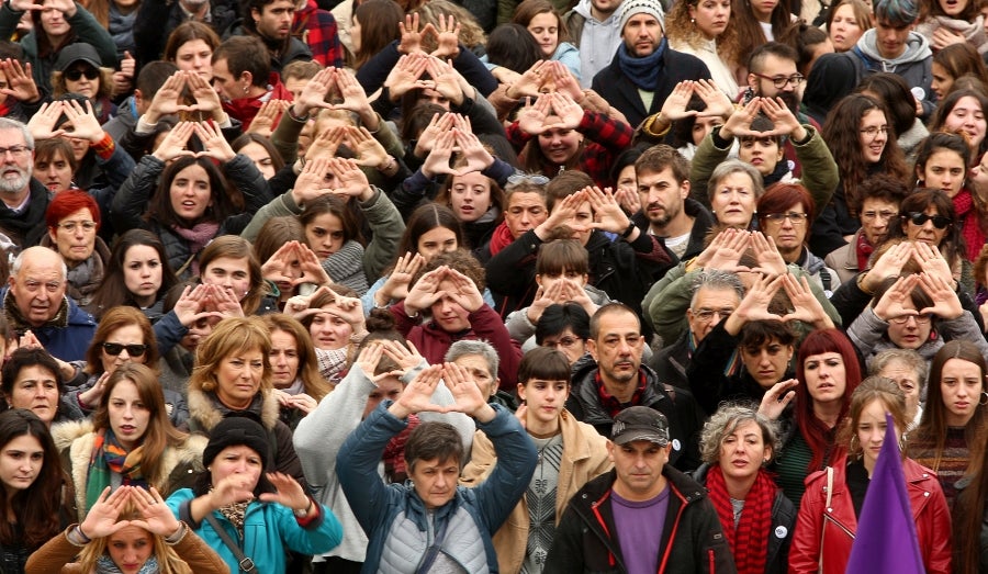 Miles de ciudadanos y ciudadanas han salido este domingo a las calles para denunciar la violencia machista y mostrar su solidaridad con las víctimas de la violencia de género. 