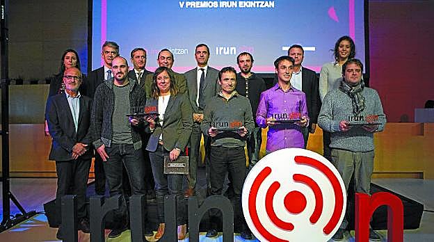 Quinta edición. Los premiados, acompañados por el alcalde, el delegado de Impulso de Ciudad y miembros del jurado.