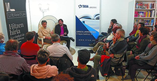 El públicó abarrotó la librería Troa Zubieta de San Sebastián para escuchar a Ramon Saizarbitoria e Iban Zaldua.