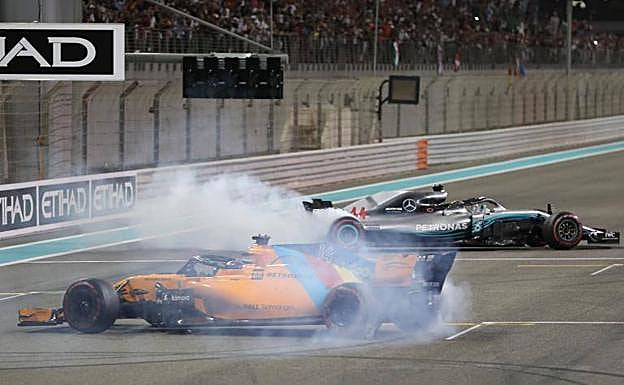 Alonso y Hamilton haciendo trompos con sus coches en la despedida del asturiano. 